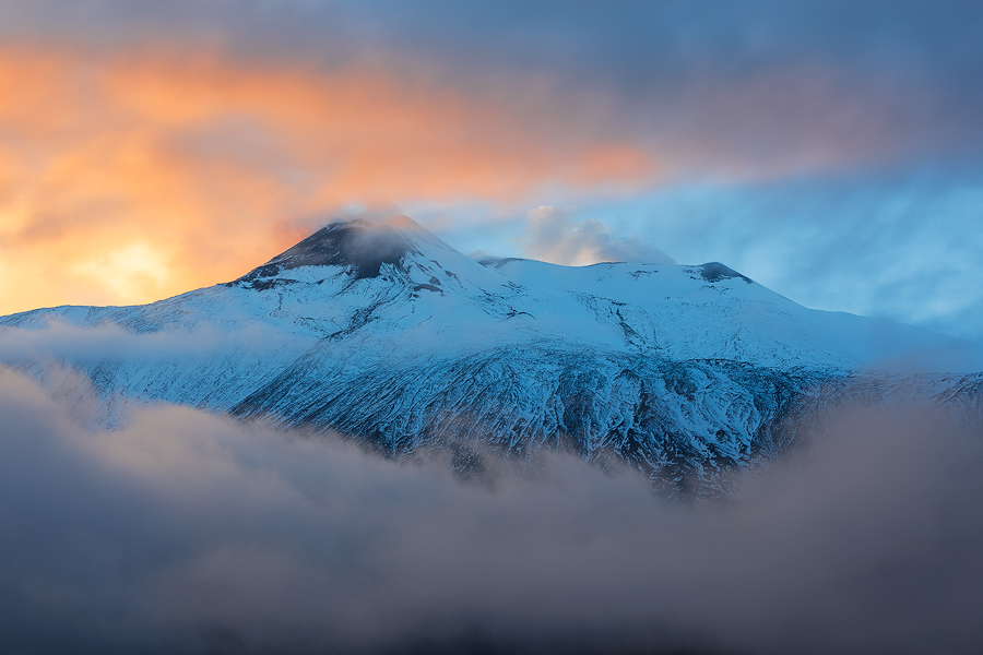 The peak and the clouds